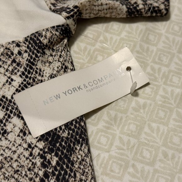 Soho New York & Company Street NWT Snakeskin Print Hoodie Shirt, size Large - Picture 5 of 6